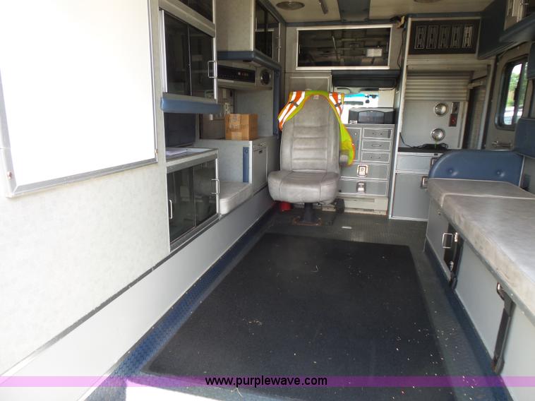 image for item BS9835 2002 Ford Econoline E450 Super Duty ambulance