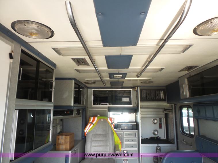 image for item BS9835 2002 Ford Econoline E450 Super Duty ambulance