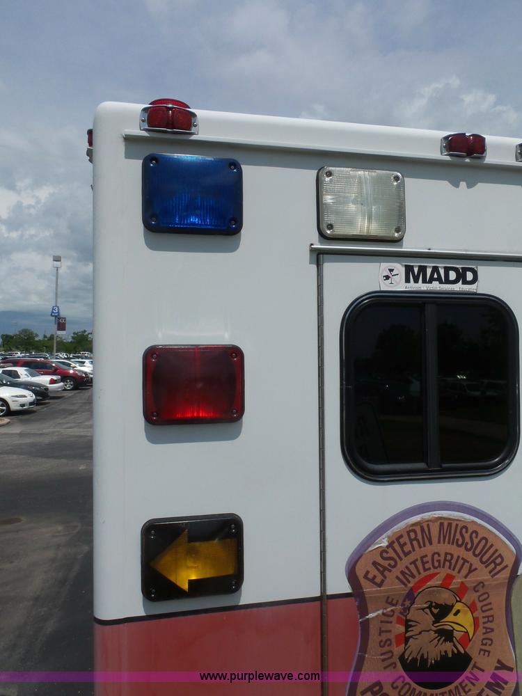 image for item BS9835 2002 Ford Econoline E450 Super Duty ambulance