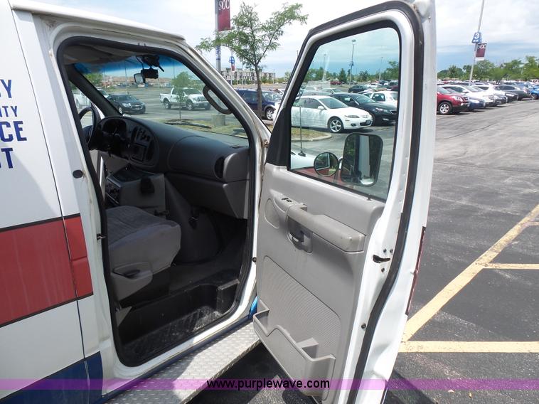 image for item BS9835 2002 Ford Econoline E450 Super Duty ambulance