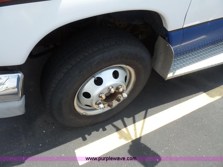 image for item BS9835 2002 Ford Econoline E450 Super Duty ambulance