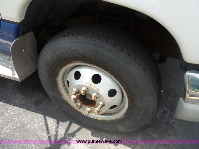 image for item BS9835 2002 Ford Econoline E450 Super Duty ambulance