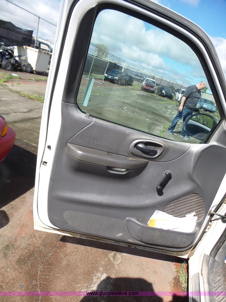 image for item BZ9513 2001 Ford F150 pickup truck