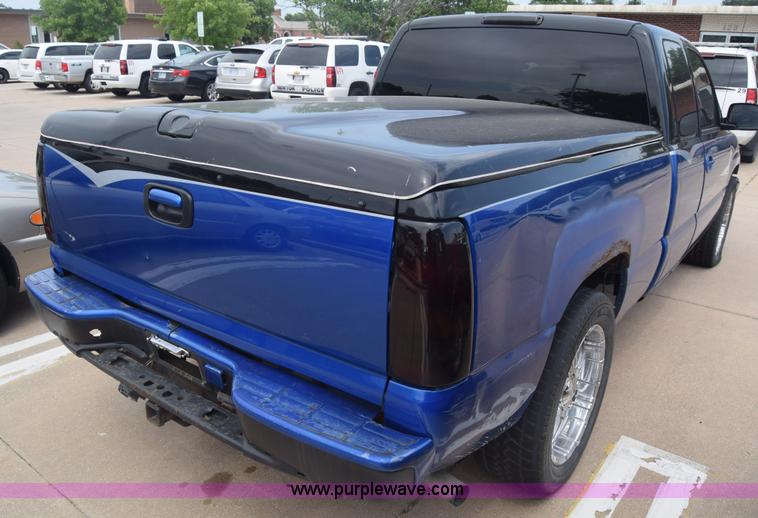 image for item CB9397 2004 GMC Sierra 1500 Ext. Cab pickup truck