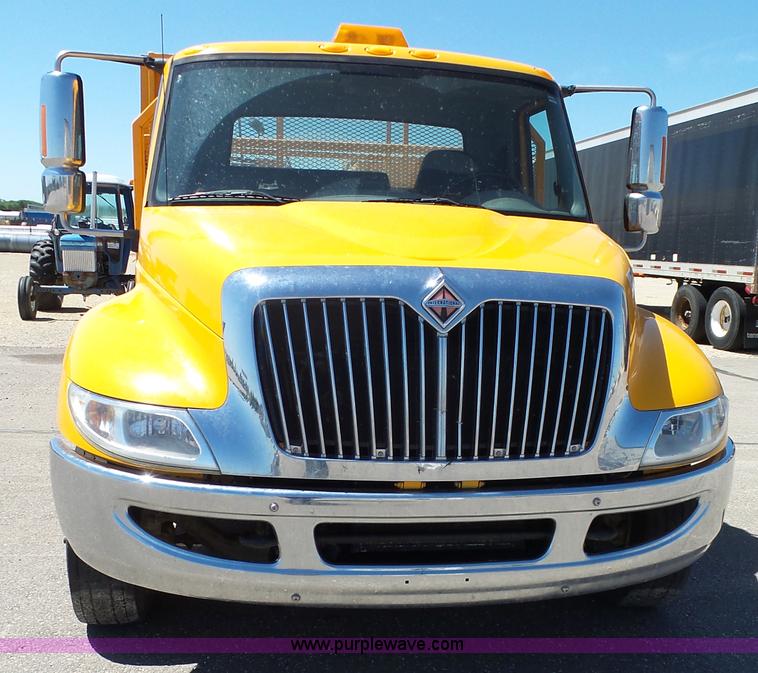 image for item J4062 2006 International 4200 sign truck