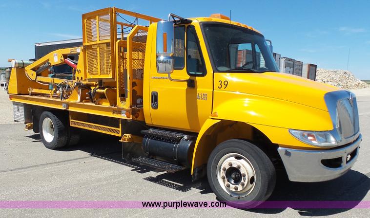 image for item J4062 2006 International 4200 sign truck