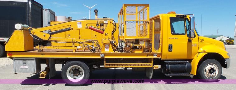 image for item J4062 2006 International 4200 sign truck