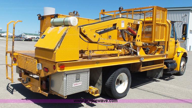 image for item J4062 2006 International 4200 sign truck