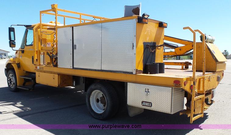 image for item J4062 2006 International 4200 sign truck