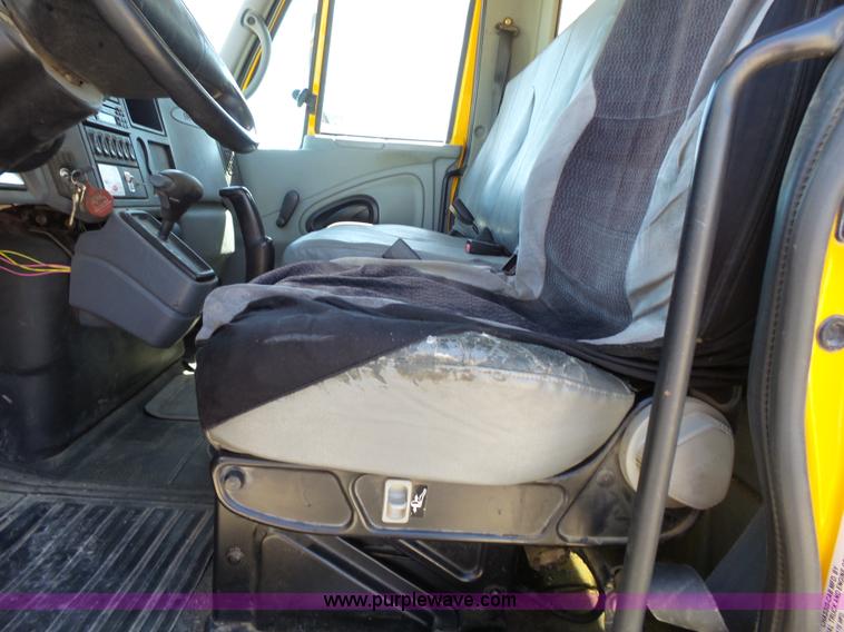 image for item J4062 2006 International 4200 sign truck