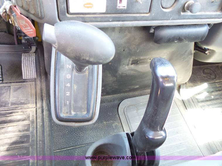 image for item J4062 2006 International 4200 sign truck