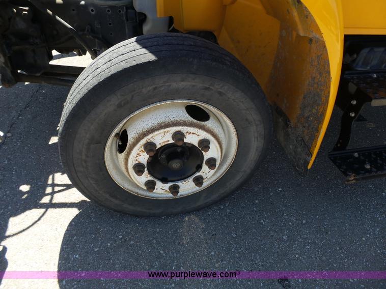 image for item J4062 2006 International 4200 sign truck