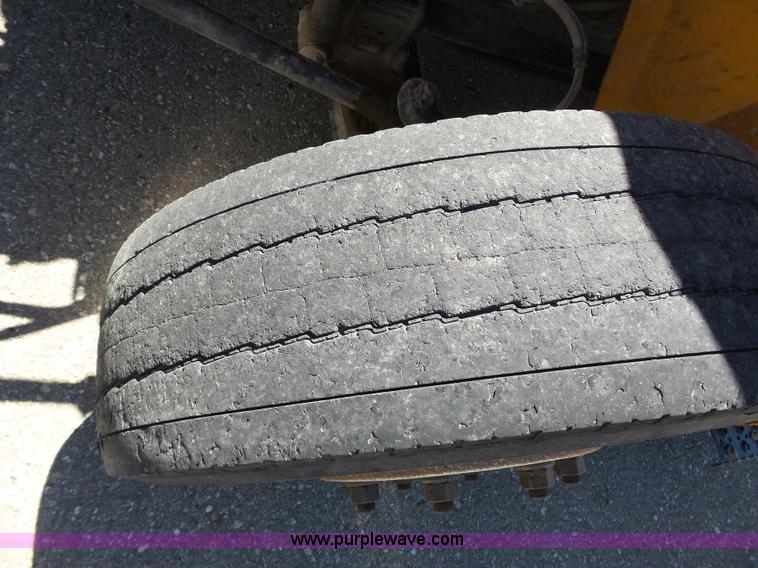 image for item J4062 2006 International 4200 sign truck