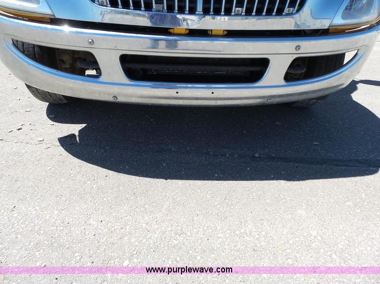 image for item J4062 2006 International 4200 sign truck