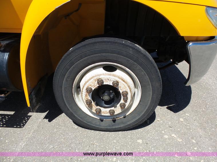 image for item J4062 2006 International 4200 sign truck