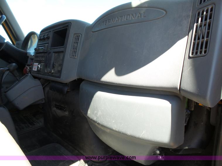 image for item J4062 2006 International 4200 sign truck