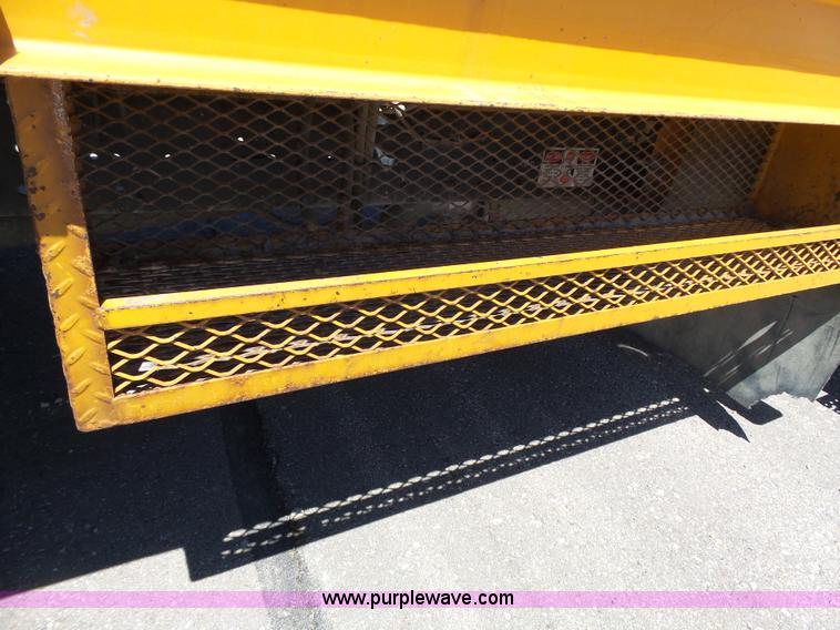 image for item J4062 2006 International 4200 sign truck