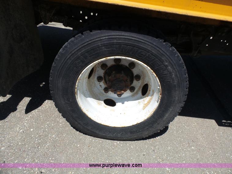 image for item J4062 2006 International 4200 sign truck