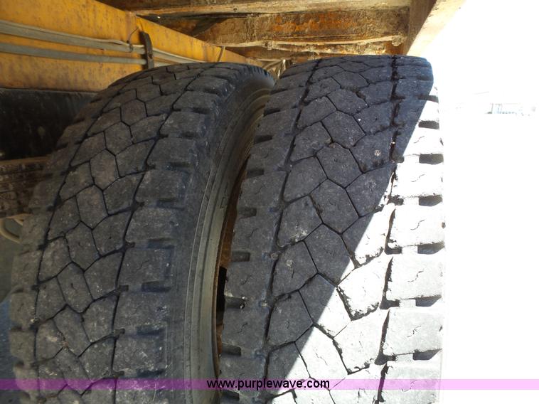 image for item J4062 2006 International 4200 sign truck