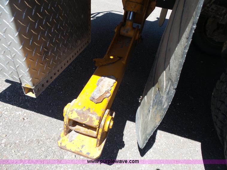 image for item J4062 2006 International 4200 sign truck