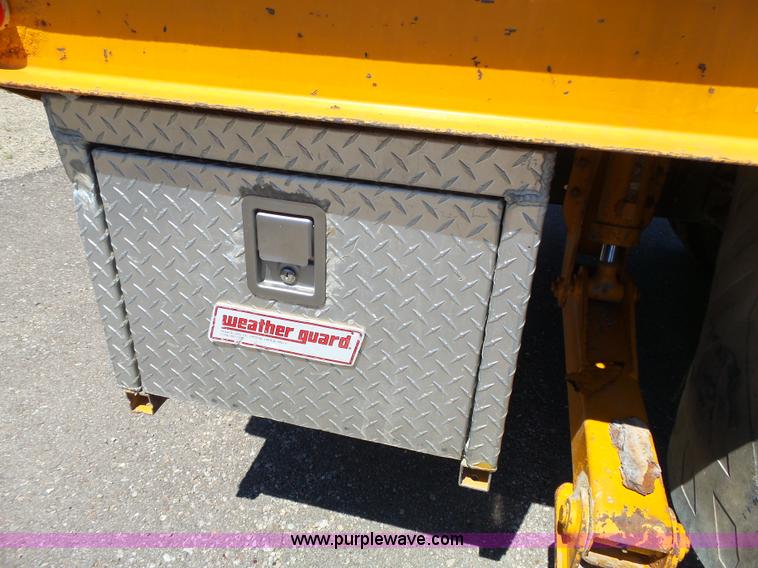 image for item J4062 2006 International 4200 sign truck