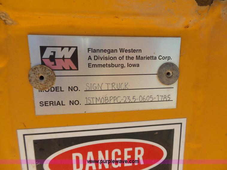 image for item J4062 2006 International 4200 sign truck