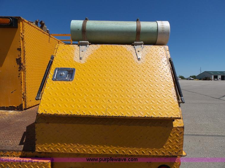 image for item J4062 2006 International 4200 sign truck