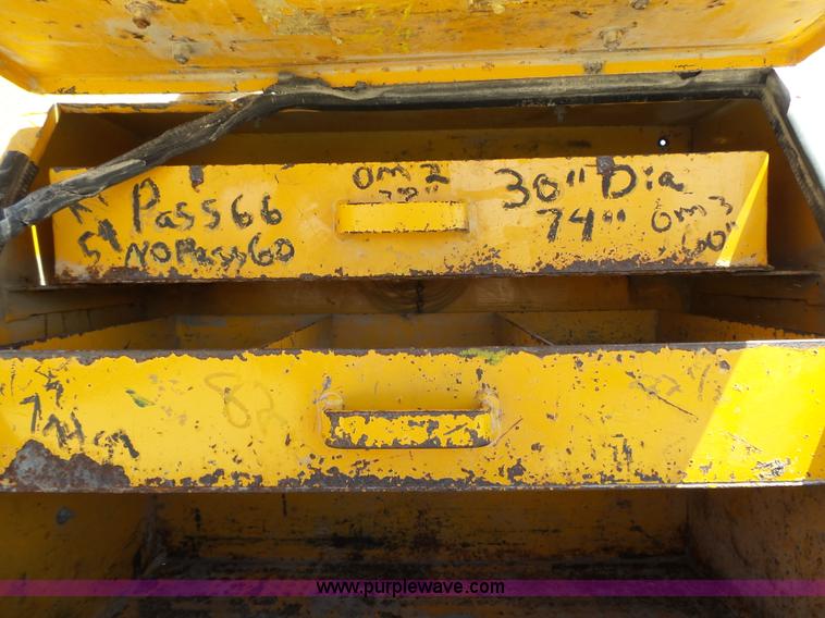 image for item J4062 2006 International 4200 sign truck