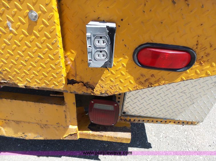 image for item J4062 2006 International 4200 sign truck