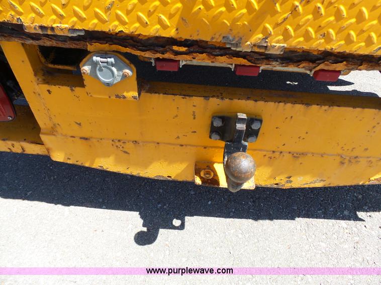 image for item J4062 2006 International 4200 sign truck