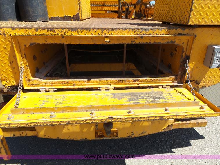 image for item J4062 2006 International 4200 sign truck