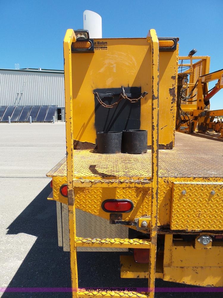 image for item J4062 2006 International 4200 sign truck