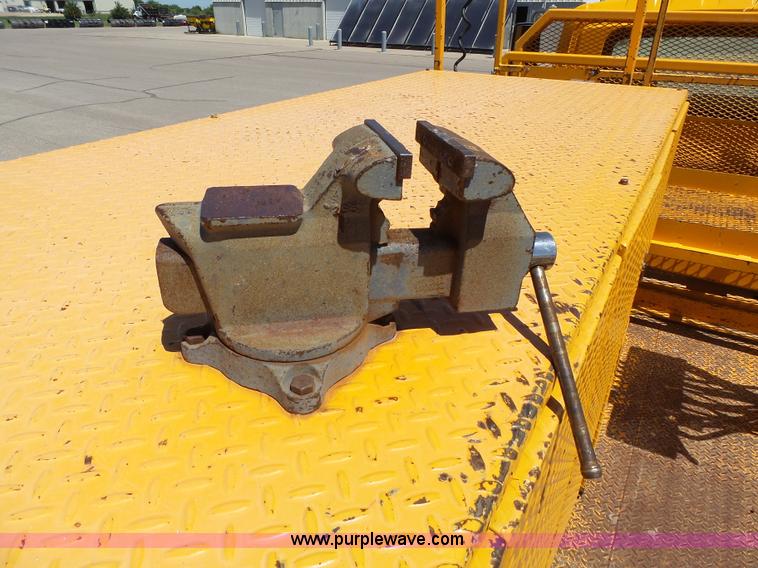 image for item J4062 2006 International 4200 sign truck