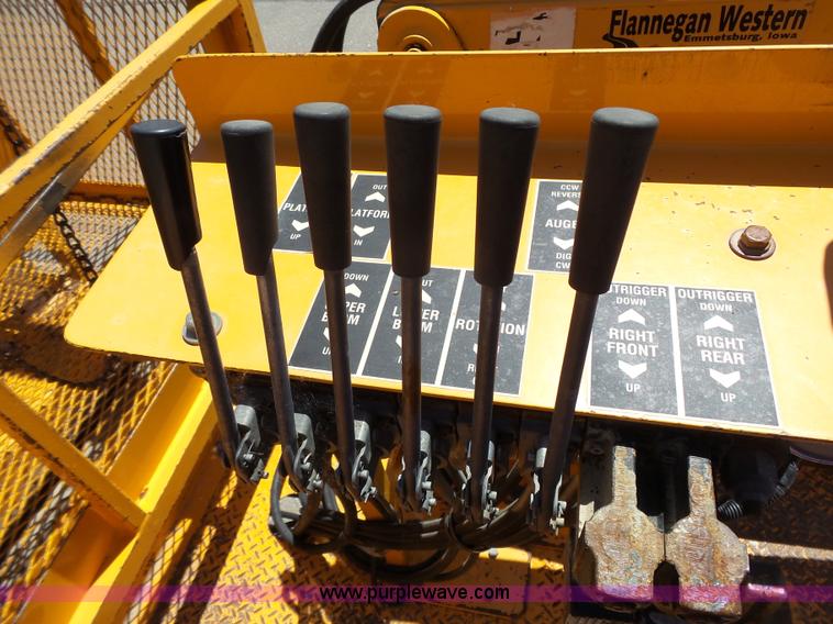 image for item J4062 2006 International 4200 sign truck