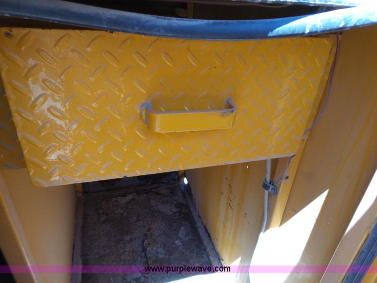 image for item J4062 2006 International 4200 sign truck