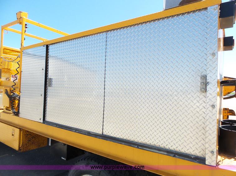 image for item J4062 2006 International 4200 sign truck