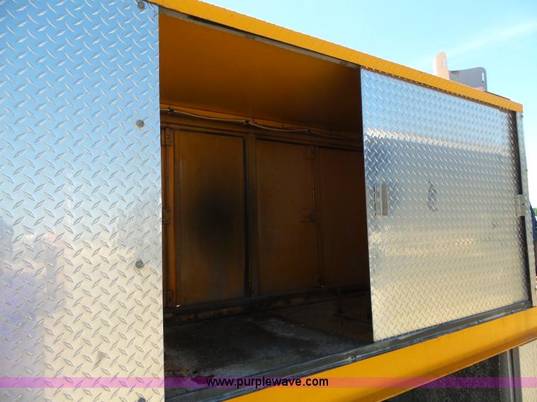 image for item J4062 2006 International 4200 sign truck