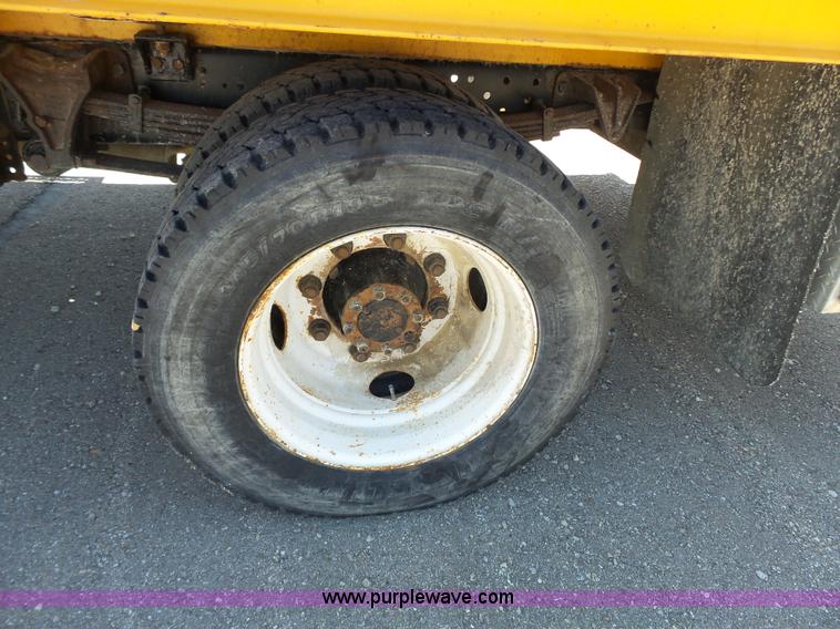 image for item J4062 2006 International 4200 sign truck