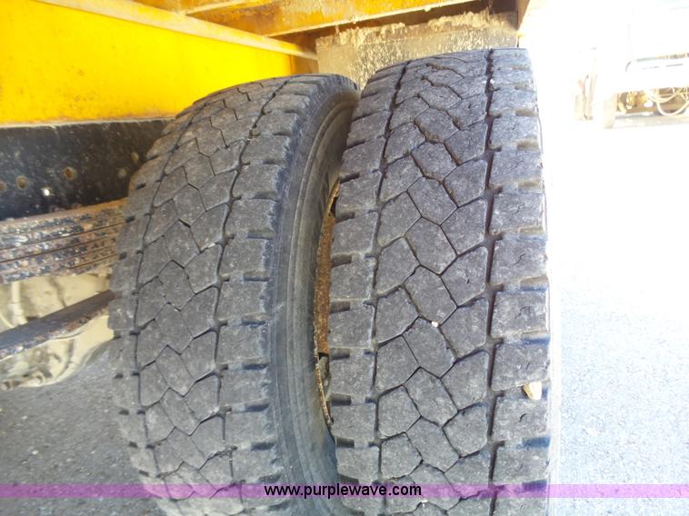 image for item J4062 2006 International 4200 sign truck