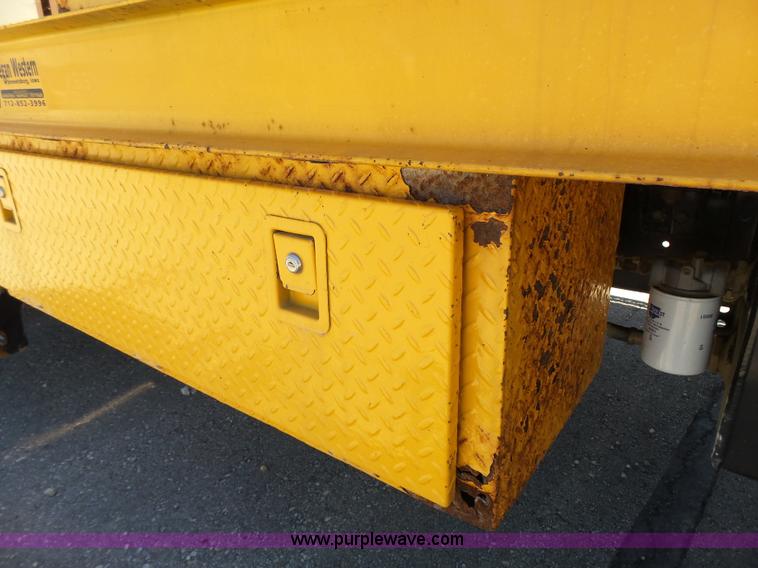 image for item J4062 2006 International 4200 sign truck