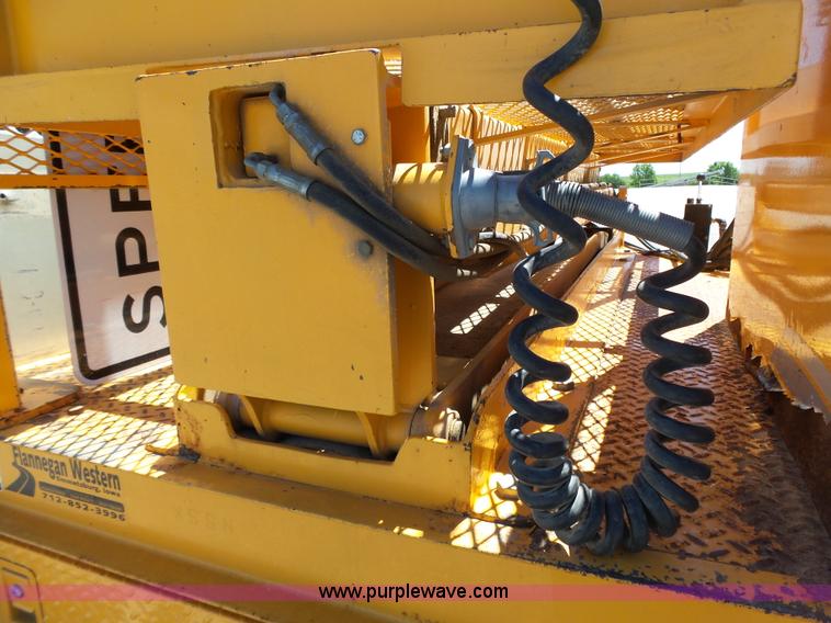 image for item J4062 2006 International 4200 sign truck