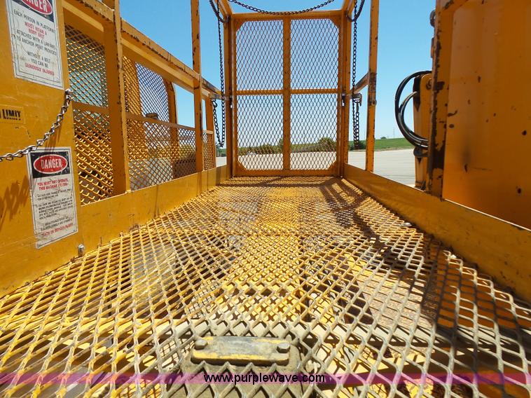 image for item J4062 2006 International 4200 sign truck