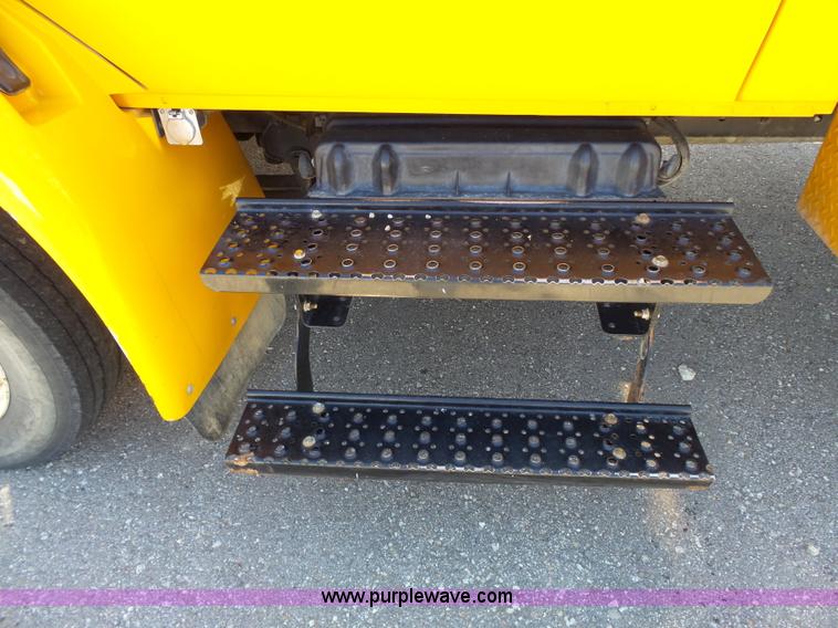 image for item J4062 2006 International 4200 sign truck