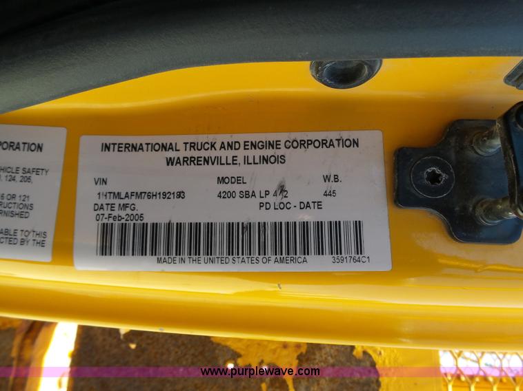 image for item J4062 2006 International 4200 sign truck