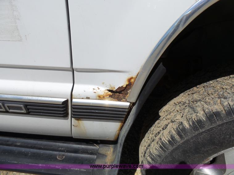 image for item J4064 1997 GMC Yukon SLE SUV