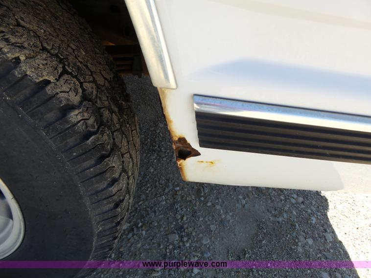 image for item J4064 1997 GMC Yukon SLE SUV