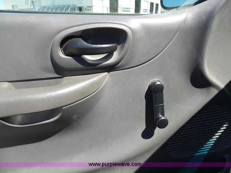 image for item J4065 2001 Ford F150 XL pickup truck