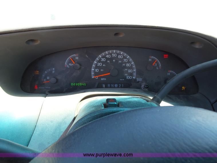 image for item J4065 2001 Ford F150 XL pickup truck