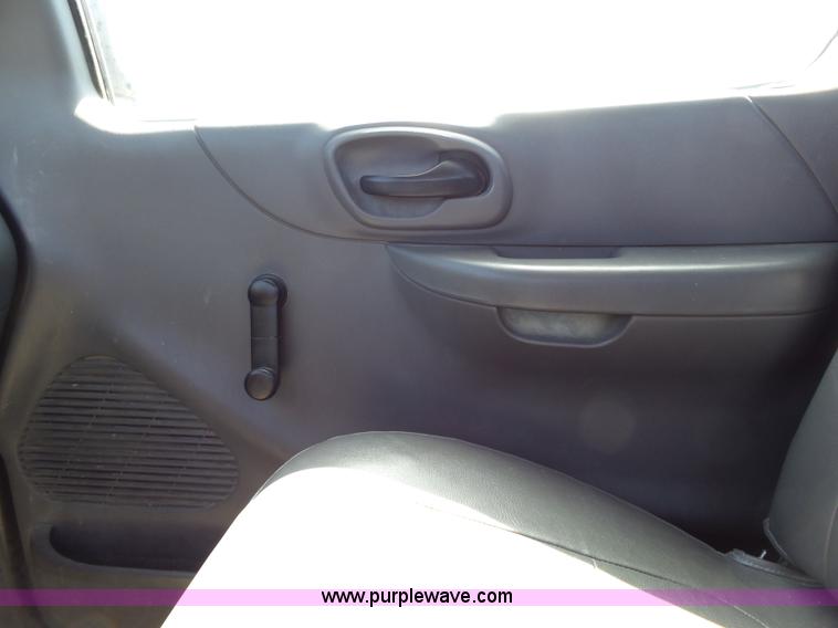 image for item J4065 2001 Ford F150 XL pickup truck