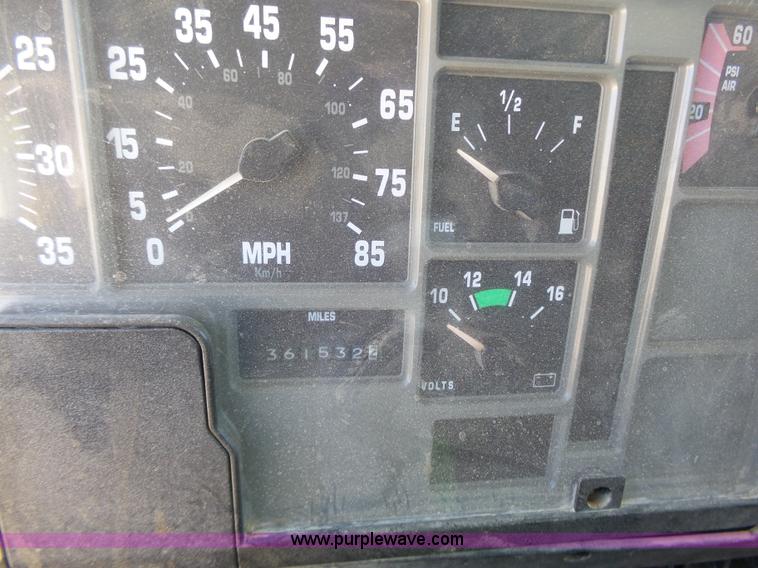 image for item J4066 1997 International 4900 dump truck